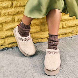 UGG women’s Tazz platform Sherpa size 8